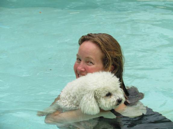 A Amy com o Mr. White, um dos 3 poodles de estimação, na sua casa na Pennsylvania, nos Estados Unidos